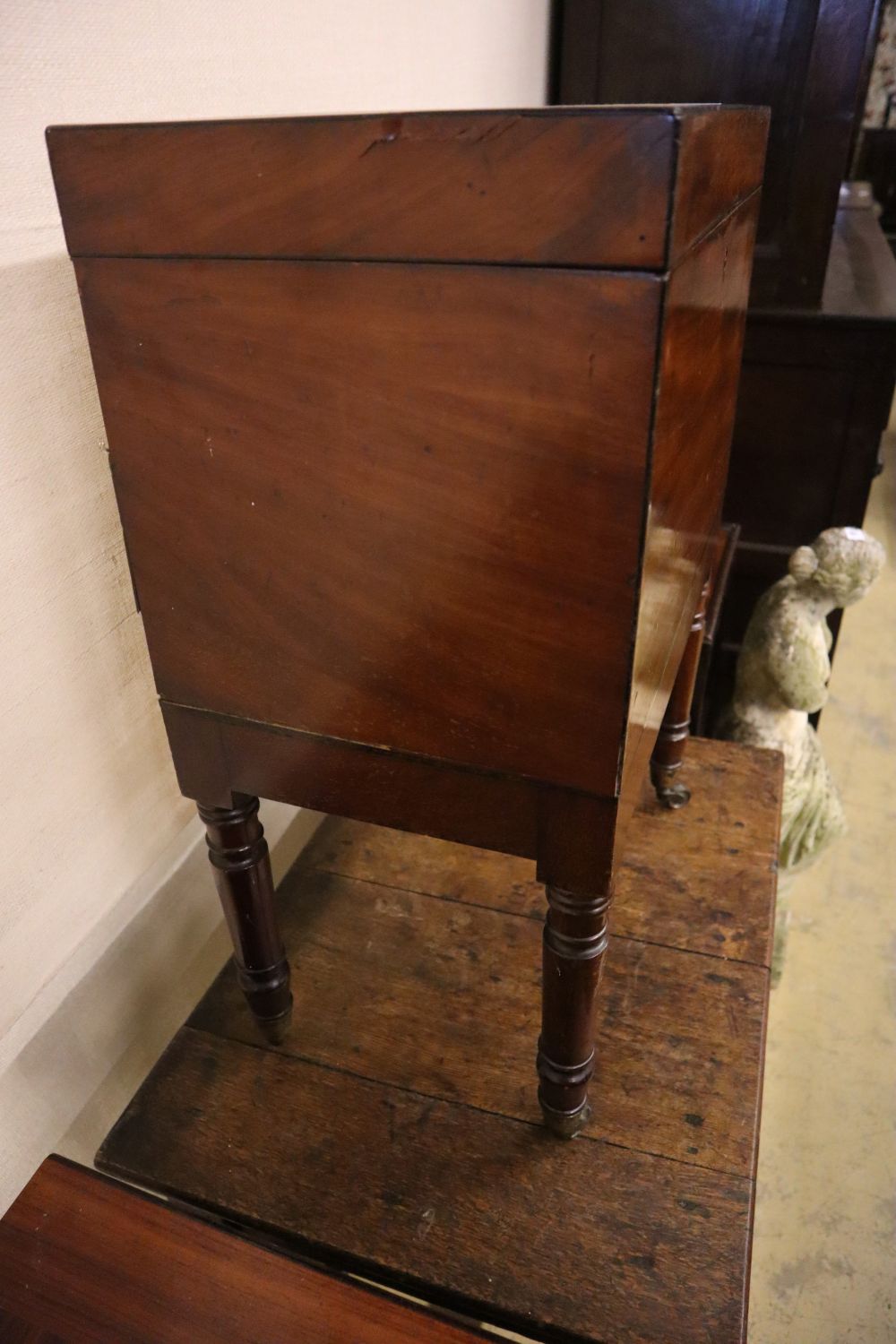 A Regency mahogany cellaret, width 44cm depth 27cm height 65cm